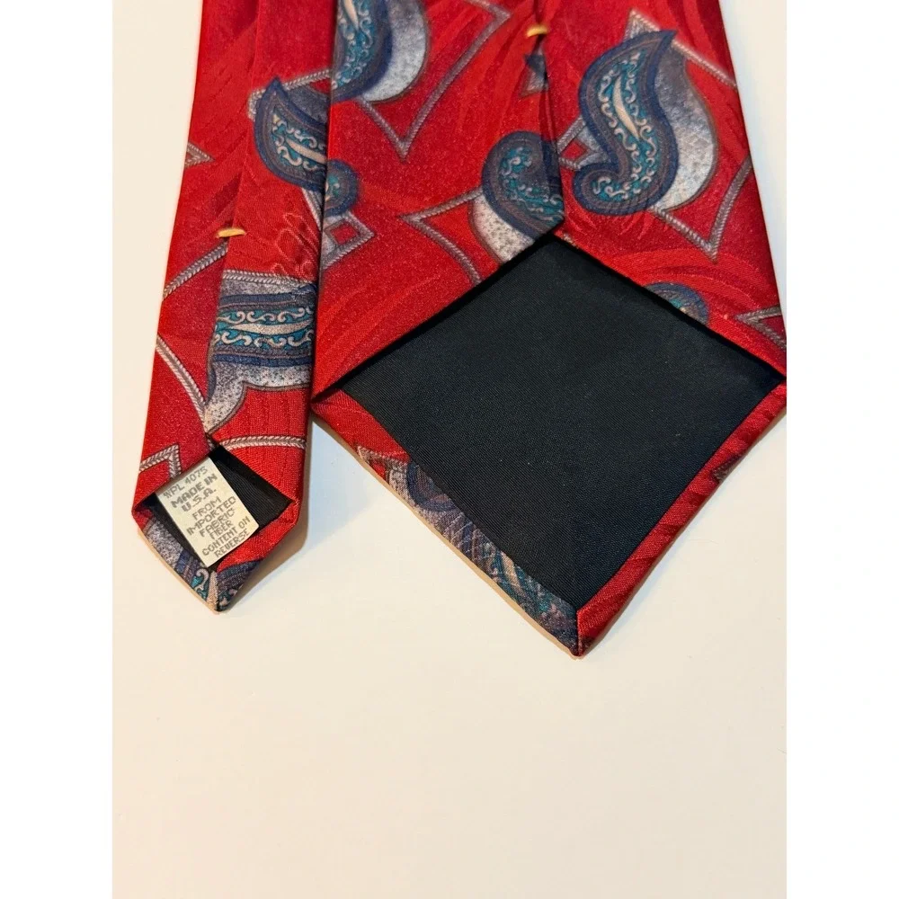 Wembley necktie features
